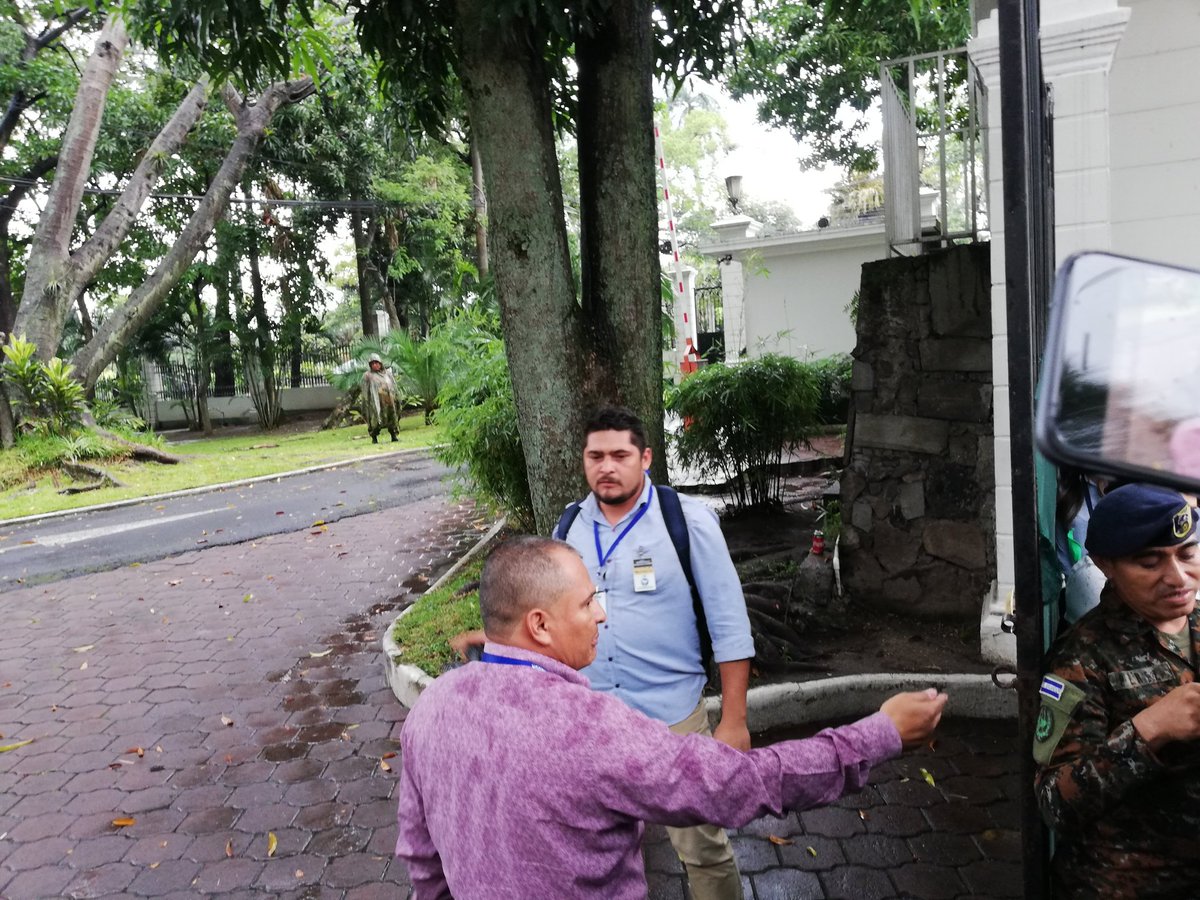 El Estado Mayor Presidencial negó el acceso a Capres a los periodistas <a href="/bayernfern/">Fernando Romero</a>, de <a href="/RevistaFactum/">Factum</a>, y <a href="/glabrador/">Gabriel Labrador</a> y <a href="/victorpena84/">Víctor Peña</a>, de <a href="/_ElFaro_/">El Faro</a>, quienes iban a cubrir la conferencia del presidente <a href="/nayibbukele/">Nayib Bukele</a> sobre la Cicies. En la foto: Peña es retenido en la entrada.