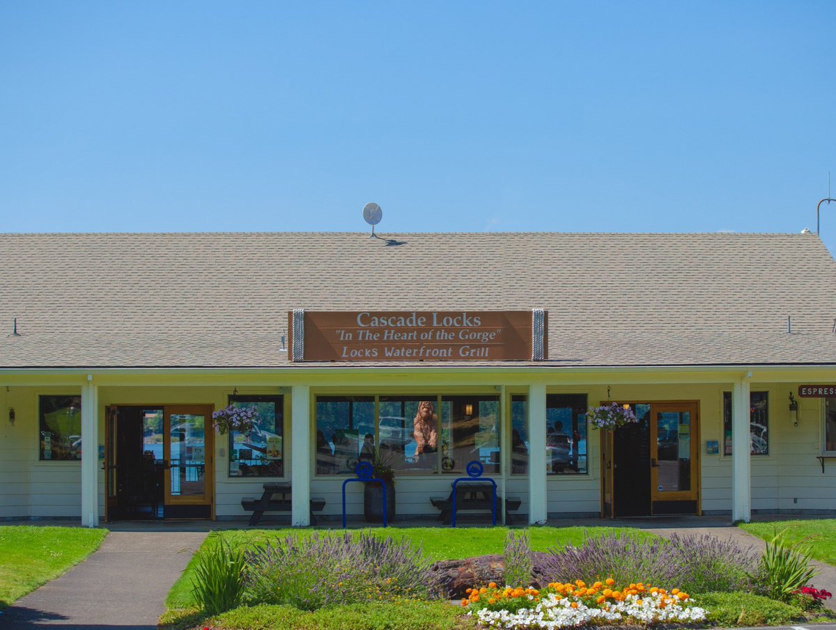 portlandspirit's tweet photo. Come stop by the Locks Waterfront Grill, serving up Northwest favorites including ice cream from Ruby Jewel
.
.
.
.
.
#cascadelocks #waterfront #portlandspirit #columbiagorge #columbiariver #marinepark #rubyjewel https://t.co/LTT06agf3Q