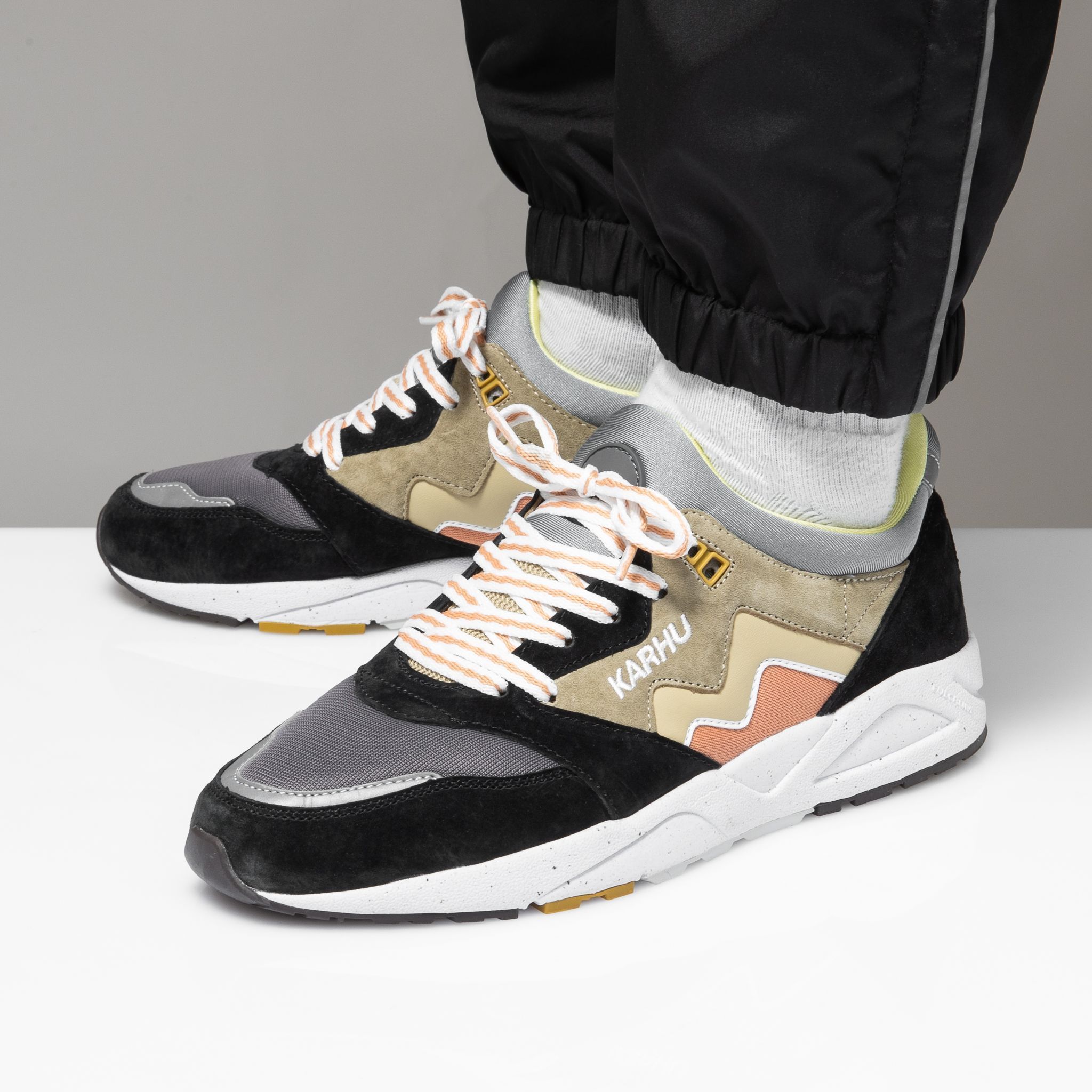 karhu aria jet black taos taupe