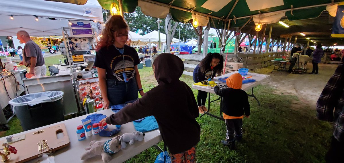 LedyardAgriSci's tweet photo. Our chapter is enjoying teaching children about agriculture at the Ledyard Fair. #livingtoserve #ledyardffa #ffa https://t.co/zwWibj7TI4