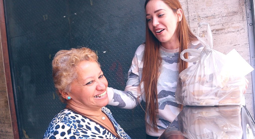 GladysSeara's tweet photo. Lo verán este domingo en el nuevo vídeo en mi canal 📸 “Comprando todo a vendedores de la calle de tercera edad” 👴🏻�� También conocerán al español de los ula-ula, al Sr. que vende lupas frente al Museo del Transporte y llegaremos al centro para comprar golfeados a la Sra. Miriam. https://t.co/hzD4OEmGD1