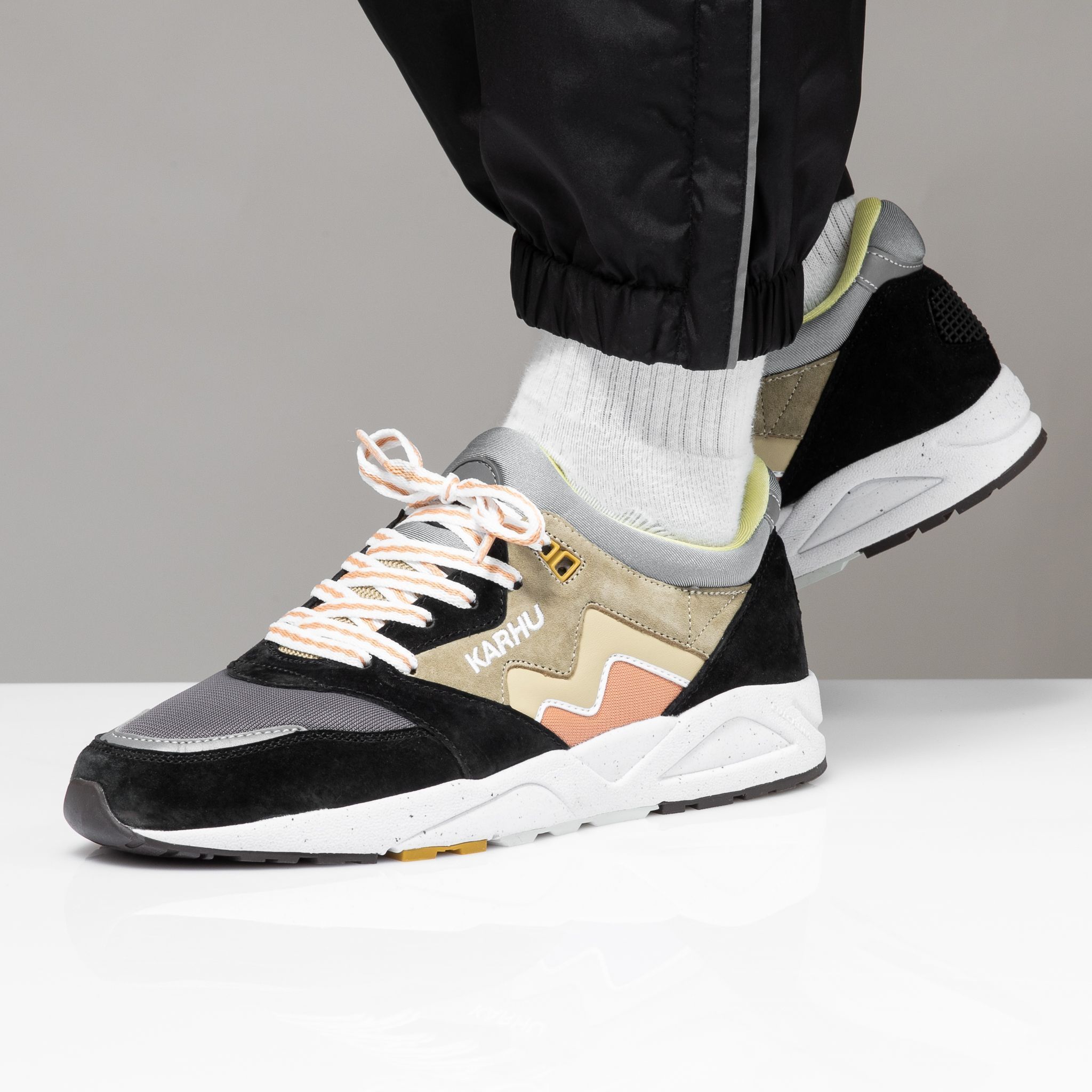 karhu aria jet black taos taupe