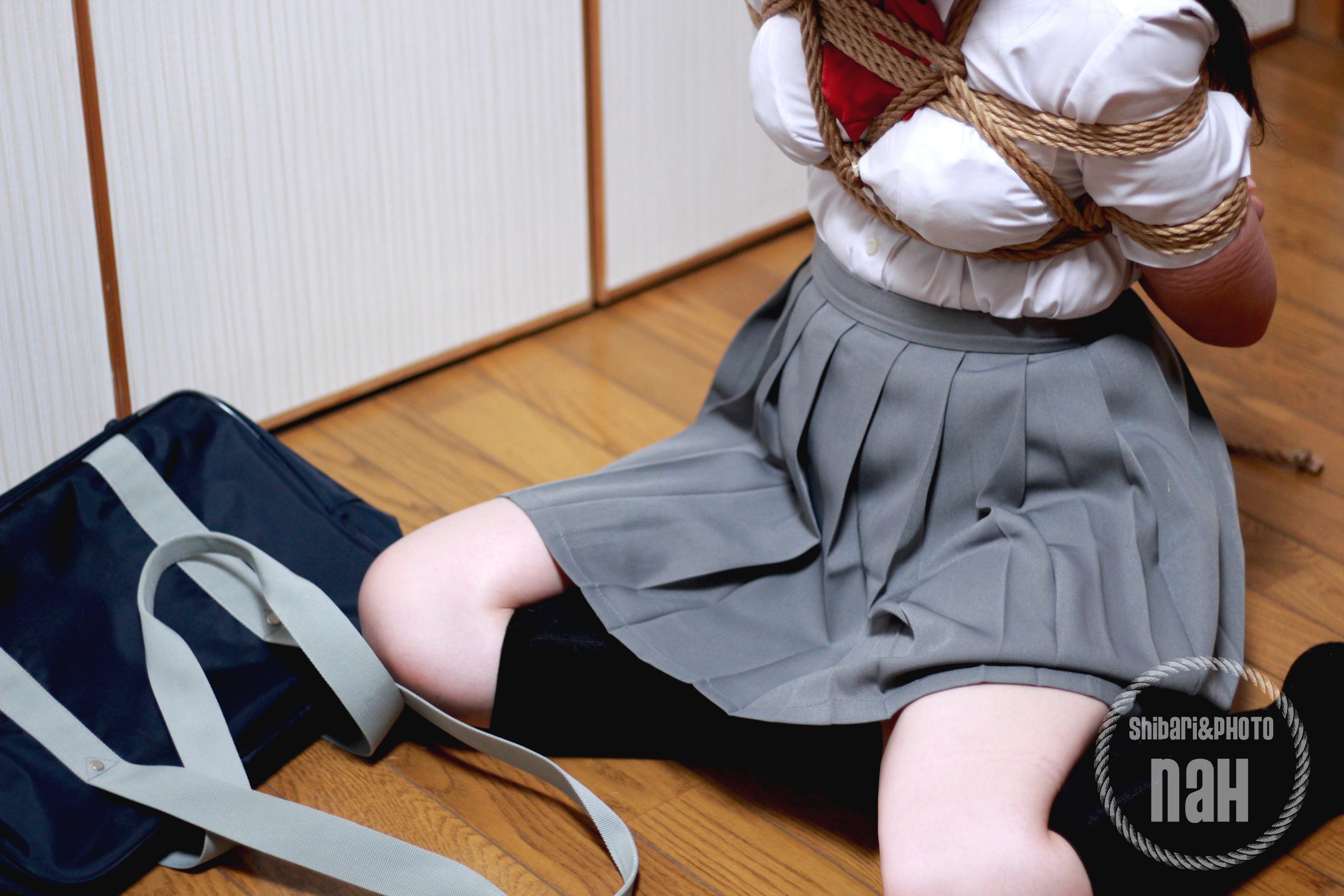 胸縄 緊縛 制服緊縛！ 胸に縄を追加。 締め付けはさらに増し、息が上がって・・・ 胸も搾り出されてしっかりと強調されてます  #フェチに刺さったらRT #緊縛撮影 #制服緊縛 #制服 #緊縛 #縛り #DID #フェチ #おっぱい https://t.co ...