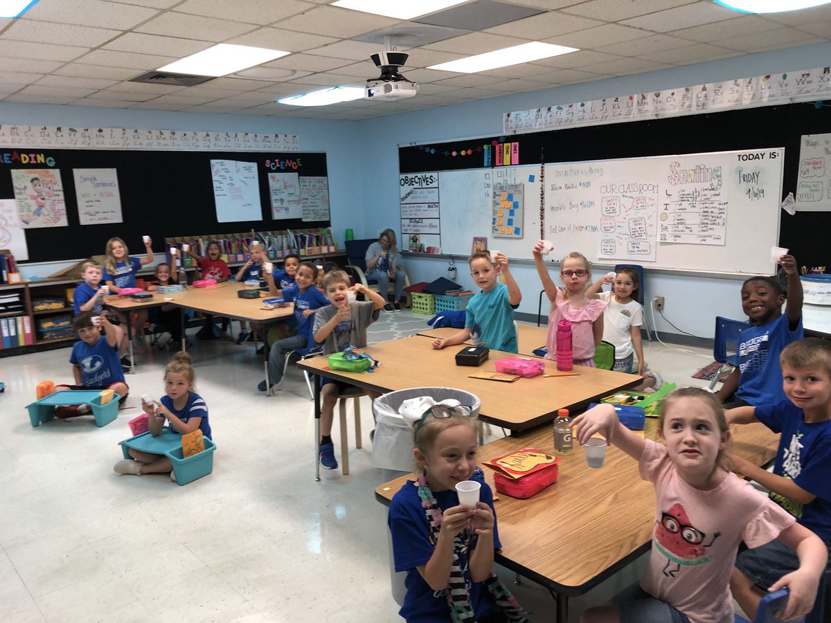 2ndgrdSmarties's tweet photo. 🌈WE L O V E LIMA BEANS! That Camilla Cream was really on to something! 😉
After discussing, summarizing and enjoying A Bad Case of Stripes all week, we just haaaad to know what all the fuss was about! #leadkwe https://t.co/rLI8Mu1wyH