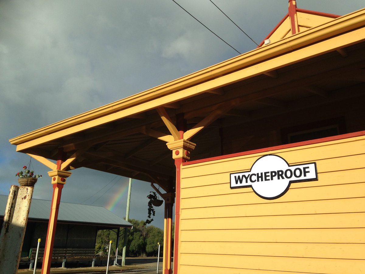 bakeonbroadway's tweet photo. Welcome to the #Grainlander in #wycheproof today. 340 lunch boxes to feed the hungry passengers. Enjoy your visit to our little town. @707_operations #vintagerail #mallee @bakeonbroadway https://t.co/2vcP1EXrKG