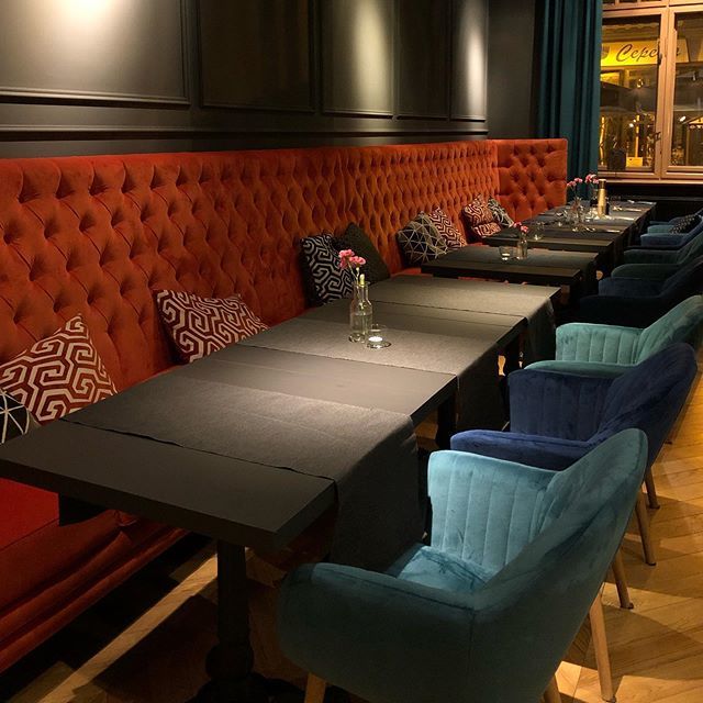 AliciaOsenenko's tweet image. Love the color combo and the luxurious feel of the velvet fabrics in this restaurant setting. #decor #interorstyling #velvet #fabric #ideas #hospitalitydesign ift.tt/34t9eLv