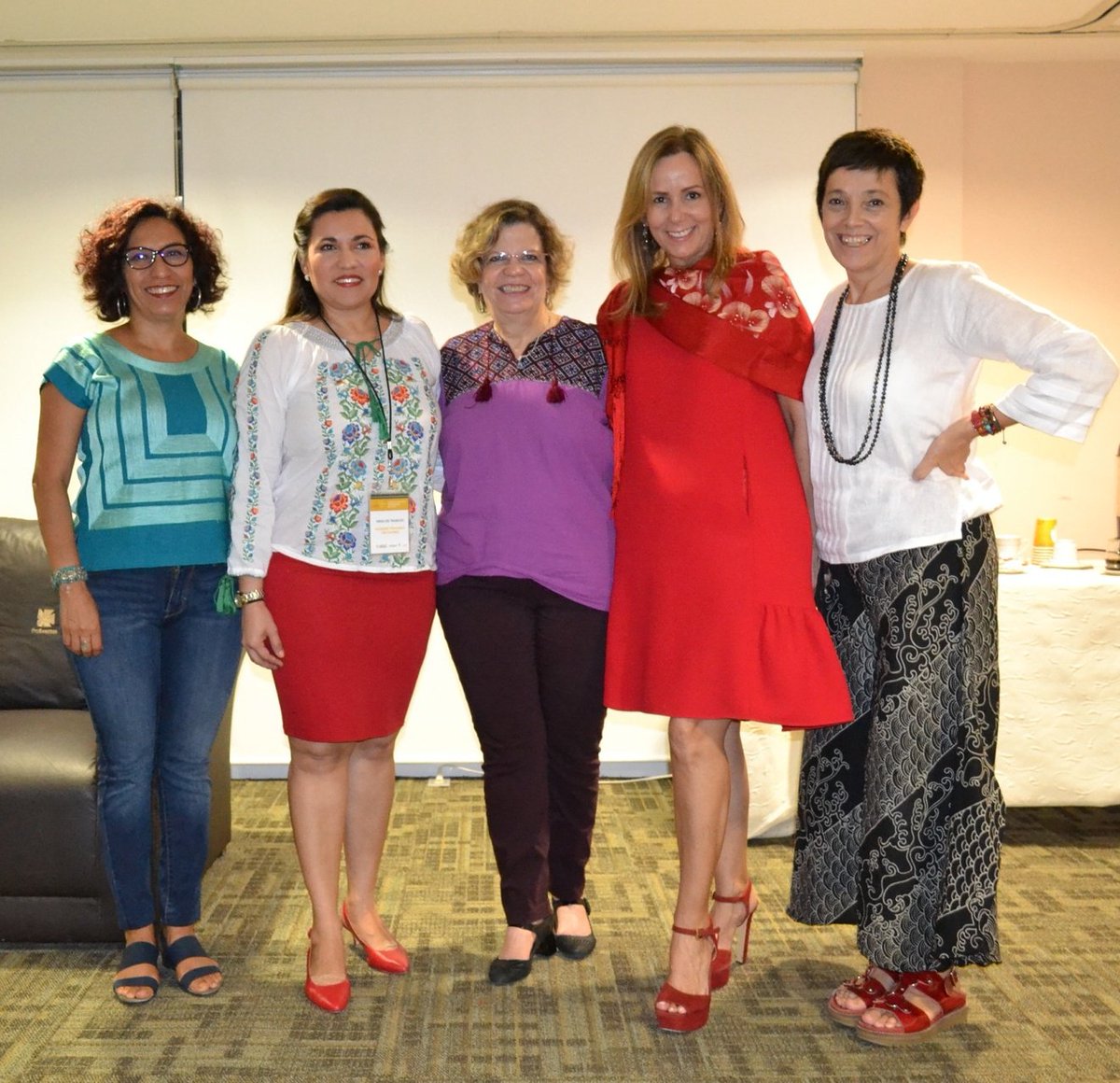 Oppmujerescamp's tweet photo. Como Pdta del Observatorio de #ParticipaciónPolítica de las Mujeres en Campeche, el día de hoy sostuve una breve charla con la directora general del @inmujeres @nadgasman, con @analosan del @INPImx y la directora del @IMECMUJERES @aortizlanz. #MujeresTrabajando #IgualdadDeGénero https://t.co/XlTHMKkEyH