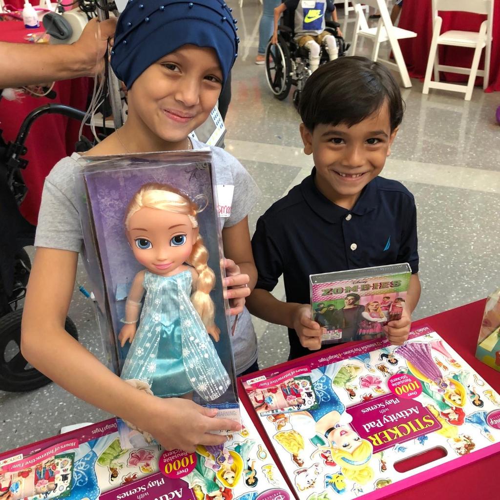 nyphospital's tweet image. #ICYMI: Patients at #NYP Morgan Stanley Children's Hospital received a special surprise from our friends at @ABC7NY. It was all part of the @Disney's “Team of Heroes” initiative and included a special visit from the one and only Mickey Mouse! nyphosp.co/2MLsy19