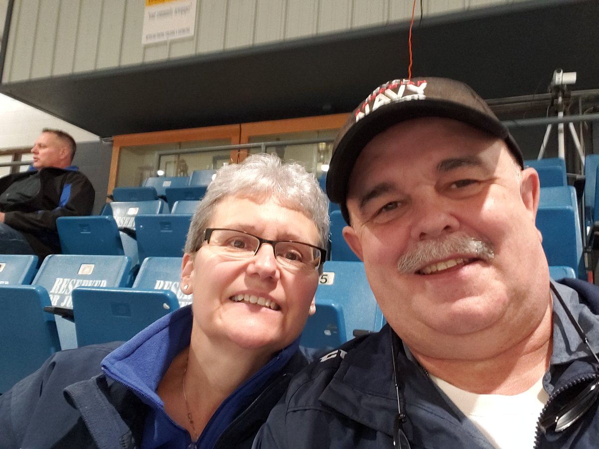 LeSommetFaucon1's tweet photo. @nathaneverett79 personal cheering section has arrived at the #fishpond for @LindsayMuskies Home Opener!
#GoMuskies 
#MuskiesHockey 
#MuskiesNation https://t.co/CMErlCcmtI