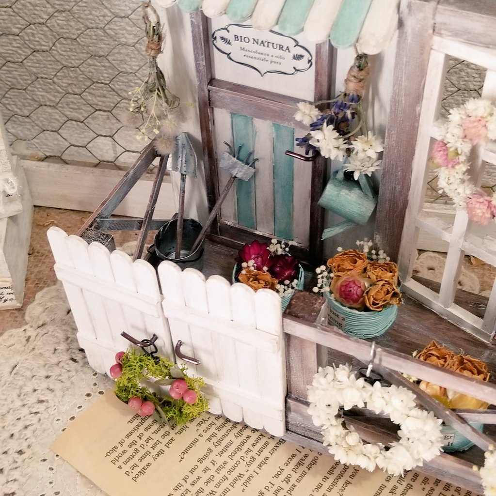 Jun55012919's tweet photo. おはようございます(*^^*)
今回のお花屋さんはこちら♪
片側だけ門扉の開閉が出来ます。
の～んびり🐌製作しています(*^^*)

#ハンドメイド好きさんと繋がりたい #ハンドメイド雑貨 #ハンドメイド #インテリア #雑貨 #ミニチュア #木工 #ドライフラワー #お花屋さん https://t.co/N74lm8lnkj