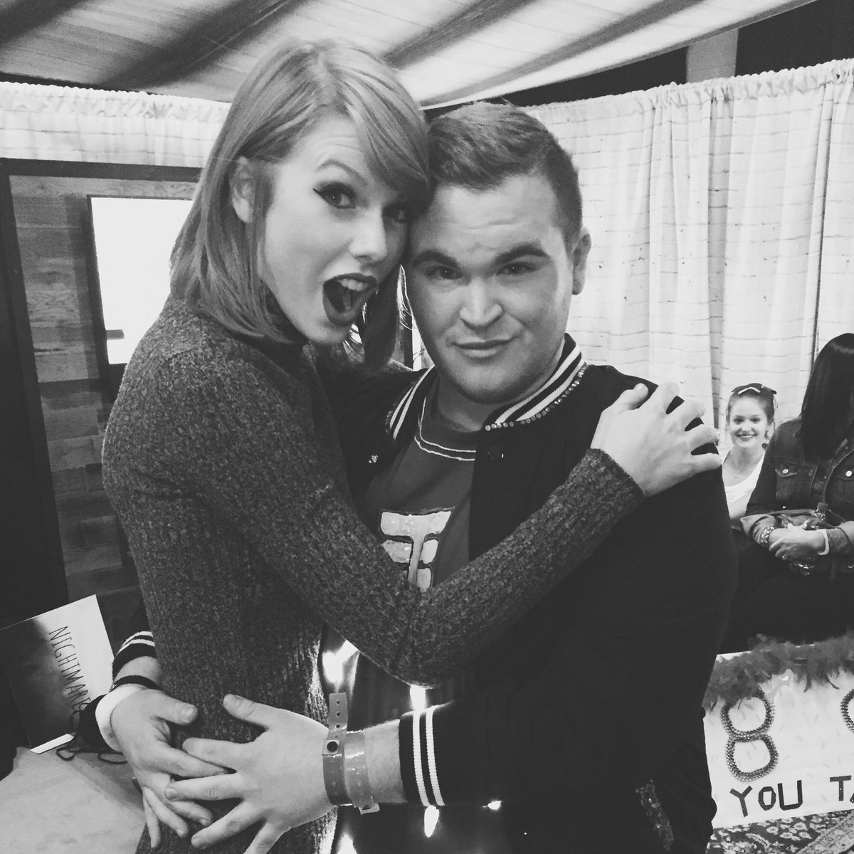 AverySwift13's tweet photo. DOES ANYONE KNOW WHAT HAPPENED THE LAST TIME I WAS AT ROGERS CENTRE? 😭 #LOFT89 https://t.co/OfkpyG61pO