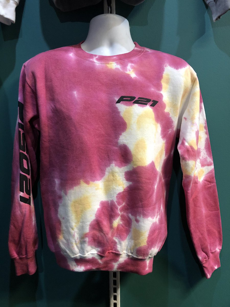 PrimarioMerch's tweet photo. .@piso21music está en México y tuvimos el honor de hacerles el merch!! Nos vemos hoy en Monterrey! #primariomerch https://t.co/LO8jsvfouu