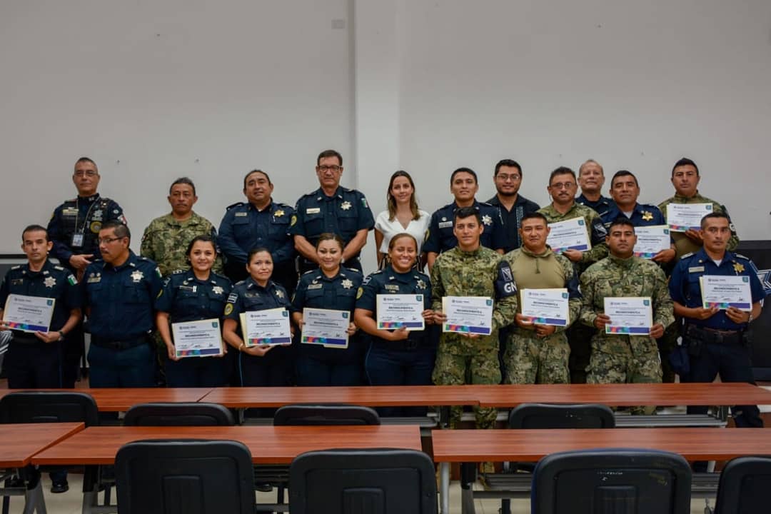 cepredey's tweet photo. Un 2do grupo de 27 elementos de seguridad de distintas instituciones como Marina, Policía municipal de Mérida, Policía Federal y Comisión Nacional de Inteligencia,  concluyeron el 1er nivel básico en Lengua de Señas Mexicana a en un taller de 8 sesiones. #AccionesQueTransforman https://t.co/tyICgTWynH