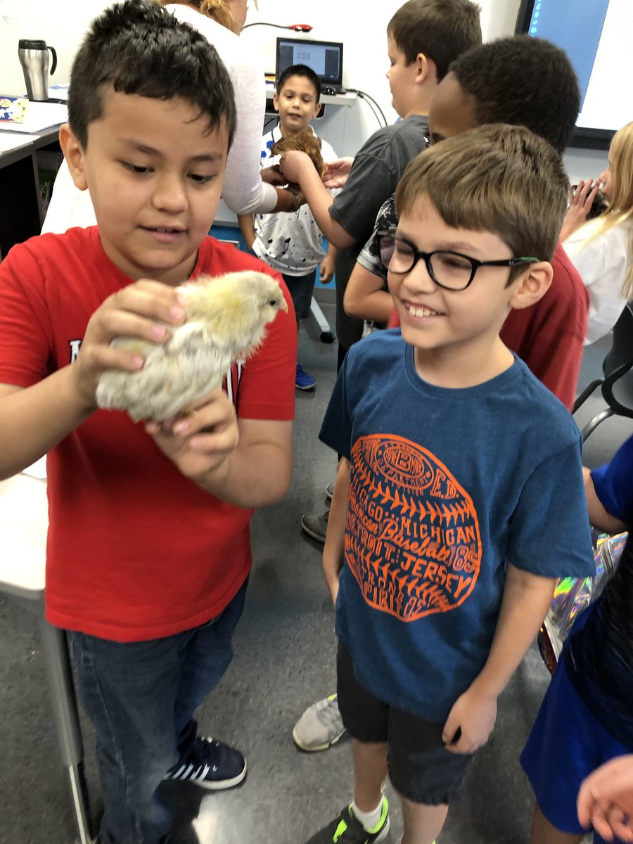 BattleCreekElem's tweet photo. Friday fun (Pt. 3)- Mr. Holeman’s class wrapped up their projects with some special classroom visitors. #liveactionlearning https://t.co/11ZgqsIaA2