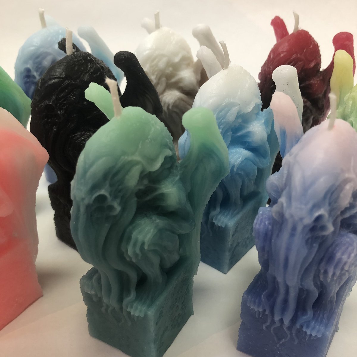 本田みずほ Em Zed Eych Ar Twitter 参加させていただきます クトゥルフ坐像蝋燭 造形師 Keisukeyoneyama Keisukeyoneyama キャンドル作家 Em Zed Eychとの コラボレーション作品です 手作りから生まれる 唯一無二の美しいグラデーションキャンドル クトゥルフ