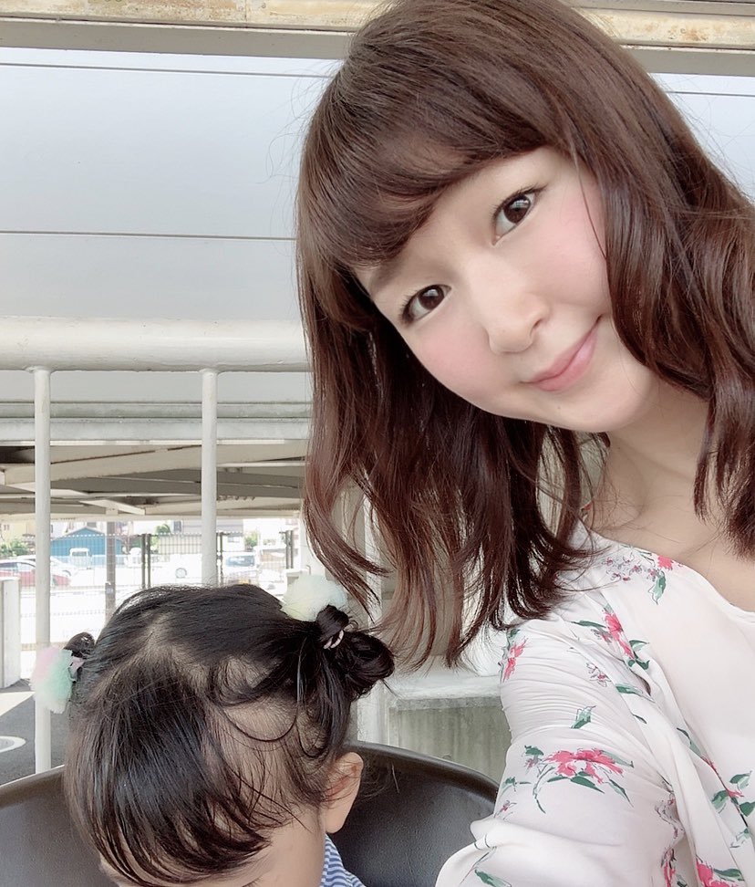 My37129's tweet photo. 今日は2人で電車に乗ってお出かけです♪
#カラーしたばかり #髪色いい感じ #やすこありがとう💓 #母娘 #電車 #お出かけ #おでかけ日和 #休日の過ごし方 #outing #goout #outingtrip #キッズ #育児 #kids #kidstyle #kidstagram #アナウンサー #吉澤美菜 https://t.co/FXIhebPXT7