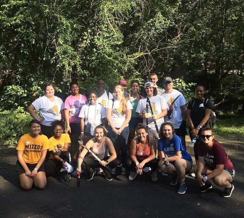 Mizzou_TEAM's tweet photo. Thanks for a great day of service! @MU_ServicePro #StepForwardDay2019 #MizzouTEAM https://t.co/uL4j585TOU