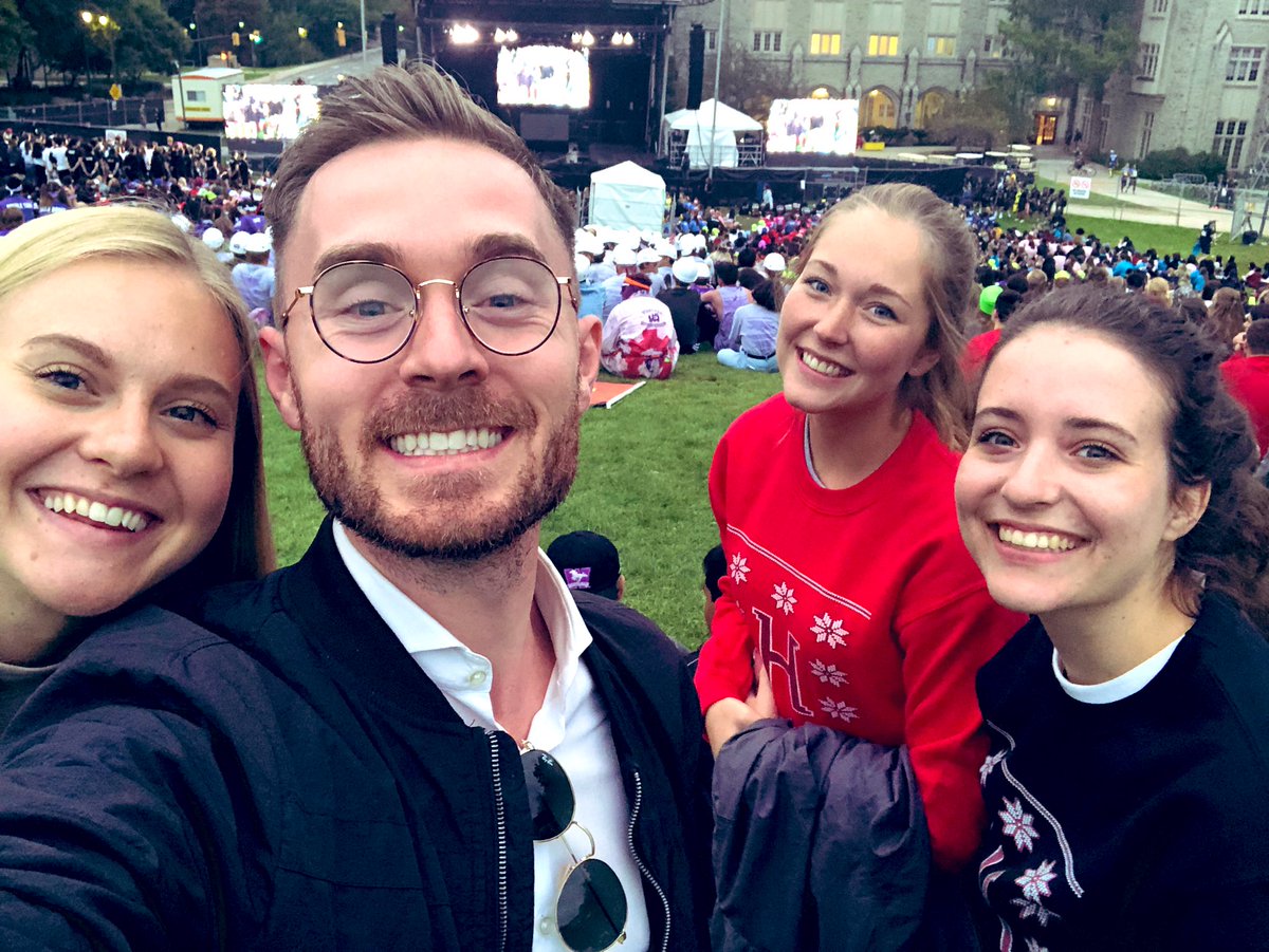 JonMunnTweets's tweet photo. Three of @huronatwestern’s great student leaders on the 2019-20 Huron Students’ Council (@myHuron) joined me for a classssiccc selfie for #OWeek2019 closing ceremonies!
#HuronOWeek2019 https://t.co/0LtrsOP1GD