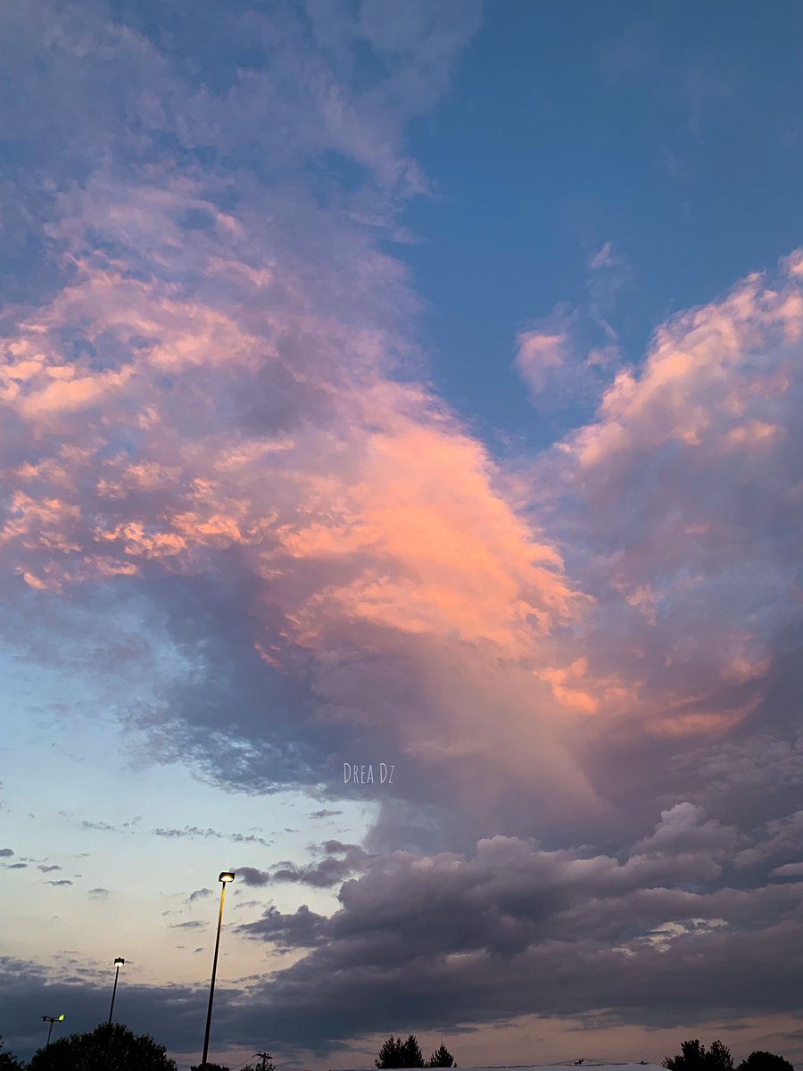drea_dz's tweet photo. Time goes so fast while occupied. It's nice to stop and take a breath every once in a while.
#sky_brilliance #sky #dusk #sunset #sunrise_sunsets #sunrise_pics #summerafternoon #cottoncandycolors #friday #fridaymood #skyline #sky_captures #phonephotography #ameturephotographer https://t.co/3E6FdnTvgL