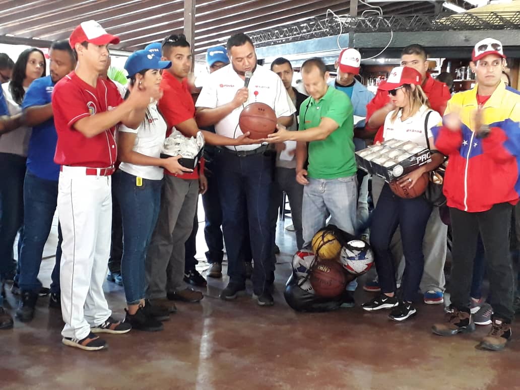 FNJPetrolera's tweet photo. #6Sep | En el marco de la actividad "Recréate con la Juventud" #Carabobo impulsada por el @Fnjpetrolera la @RRHHPDVSA en conjunto con la Gerencia Corporativa de Calidad de Vida  entregaron Kits #deportivos a los negocios y filiales de la Región Centro en @PDVSA_VASSA https://t.co/gfkSALskk4