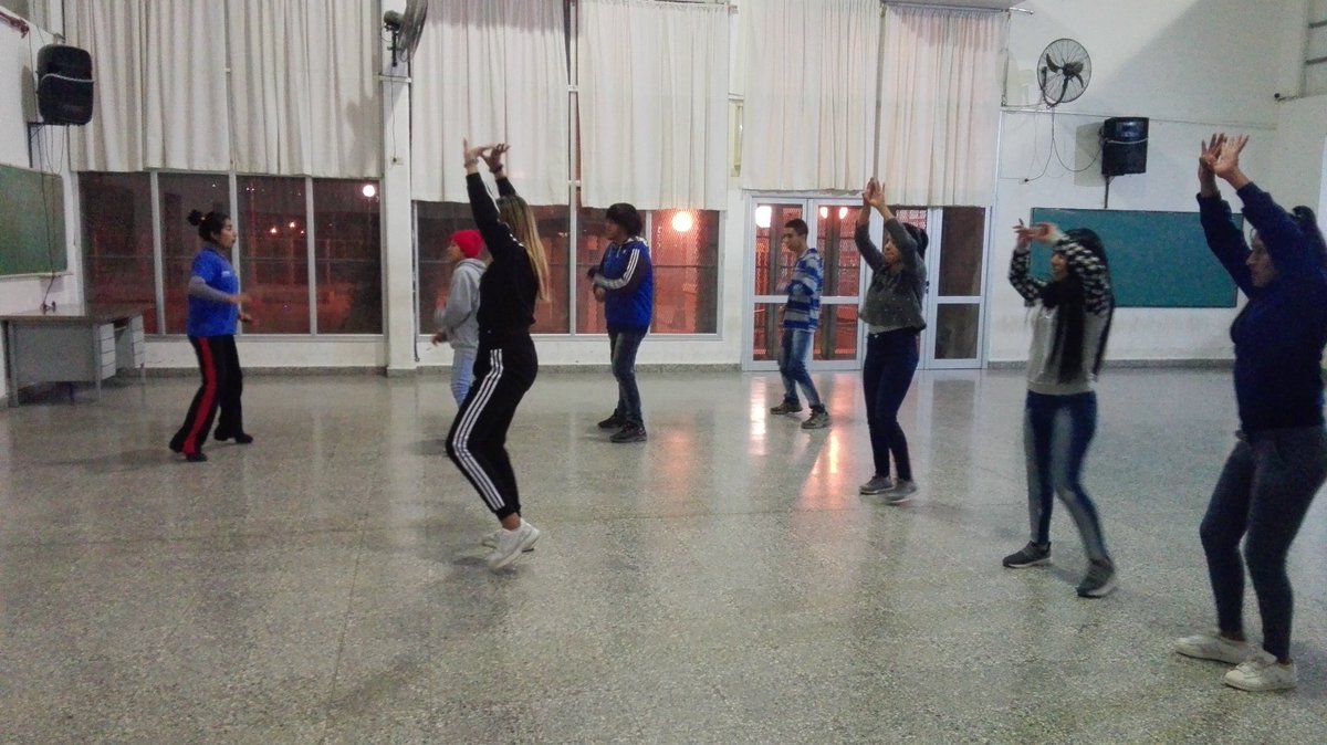 Daniela16104601's tweet photo. Trabajando en equipo >Arte y Movimiento con Equipo Interdiciplinario >#BailandoporMiPromo #EquipoAzul 
@IvanaZotelo @artydance23 @juancarlosvilc https://t.co/Ov7c3pPp13