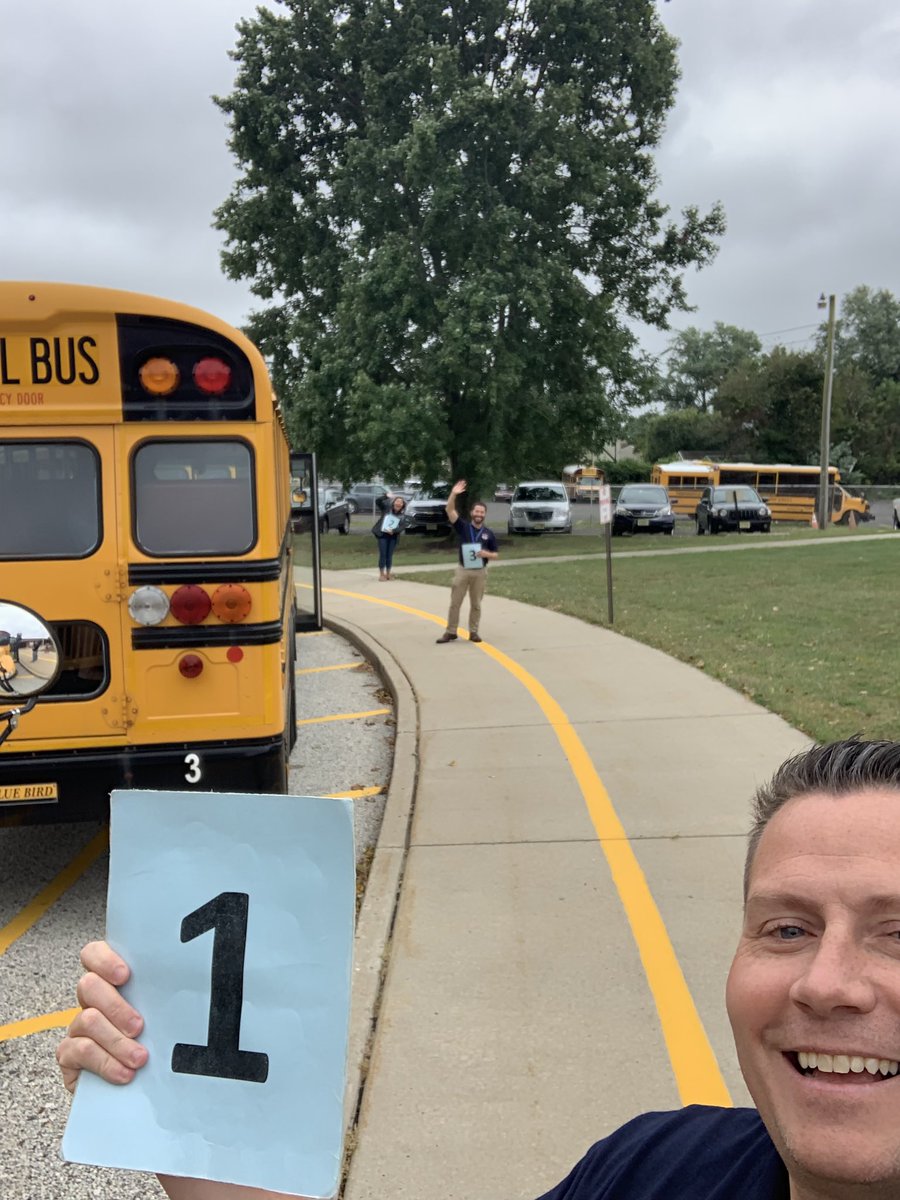 GlennGRobbins's tweet photo. Bus dismissal fun with @ShaunBEdu @apeekatspeech and many others! #teamworkmakesthedreamwork #TigerStrong #allhandsandhearts #WeB4Me https://t.co/wpm50L1tWH