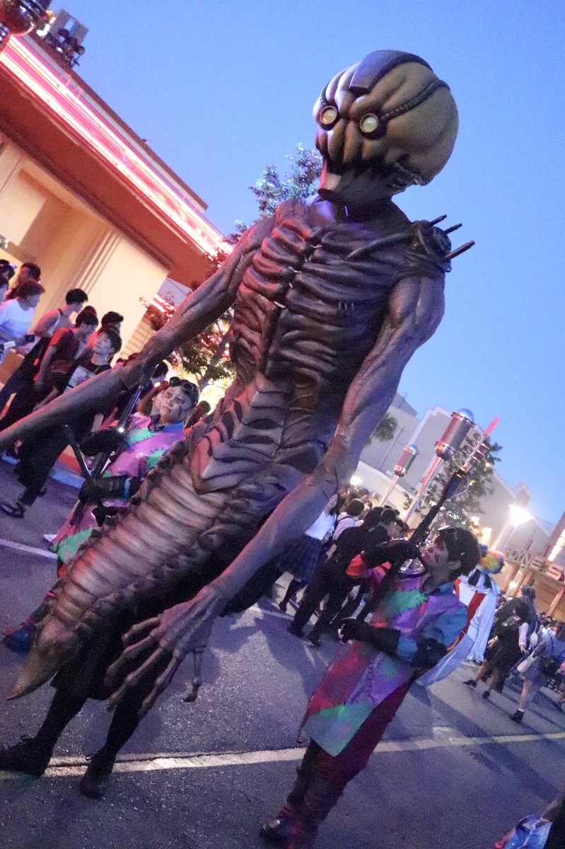 Sunny Days בטוויטר ホラーナイト19 グラマシーパークに現れるモンスター 四足歩行のイノシシのような怪物と長身な パンプキンヘッド 周囲ではdr カオスの手下 のような人たちによる護衛が付いています なんてミステリアス Usj新要素 ホラナイ T