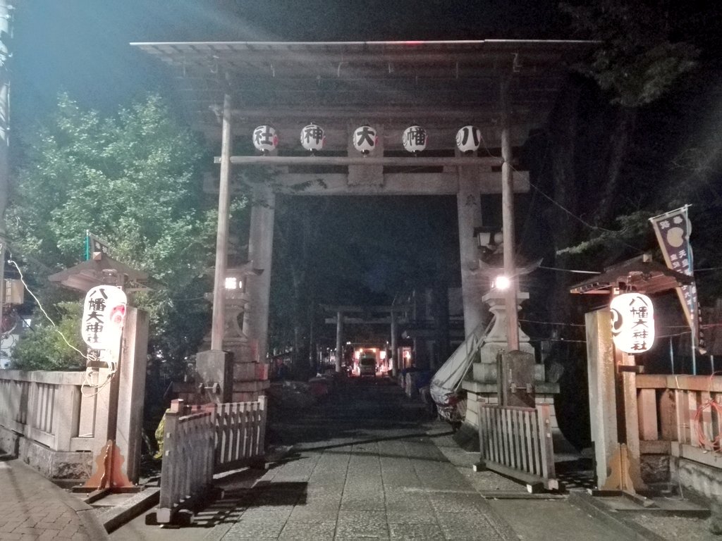 みたか都市観光協会 公式 V Twitter 祭礼情報 昨夜の様子です 至るところで神酒所の設営がおこなわれていました 町会の子どもたちも注連縄 しめなわ に紙垂 しで を取り付けるお手伝い 付け方を教えてもらいました 三鷹 八幡大神社例大祭