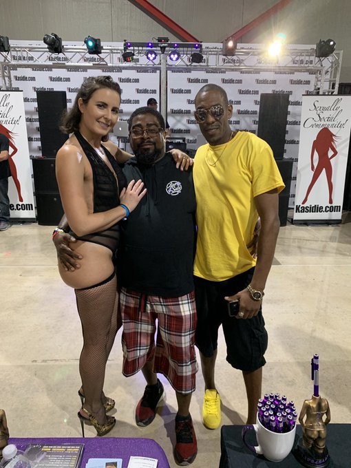 Chillin @ Exxxotica  with the crew https://t.co/1rZW3bOve4<a href="/tag/savethetatas"class="tags"><span>#savethetatas</span></a><a href="/tag/tittytues"class="tags"><span>#tittytues</span></a>