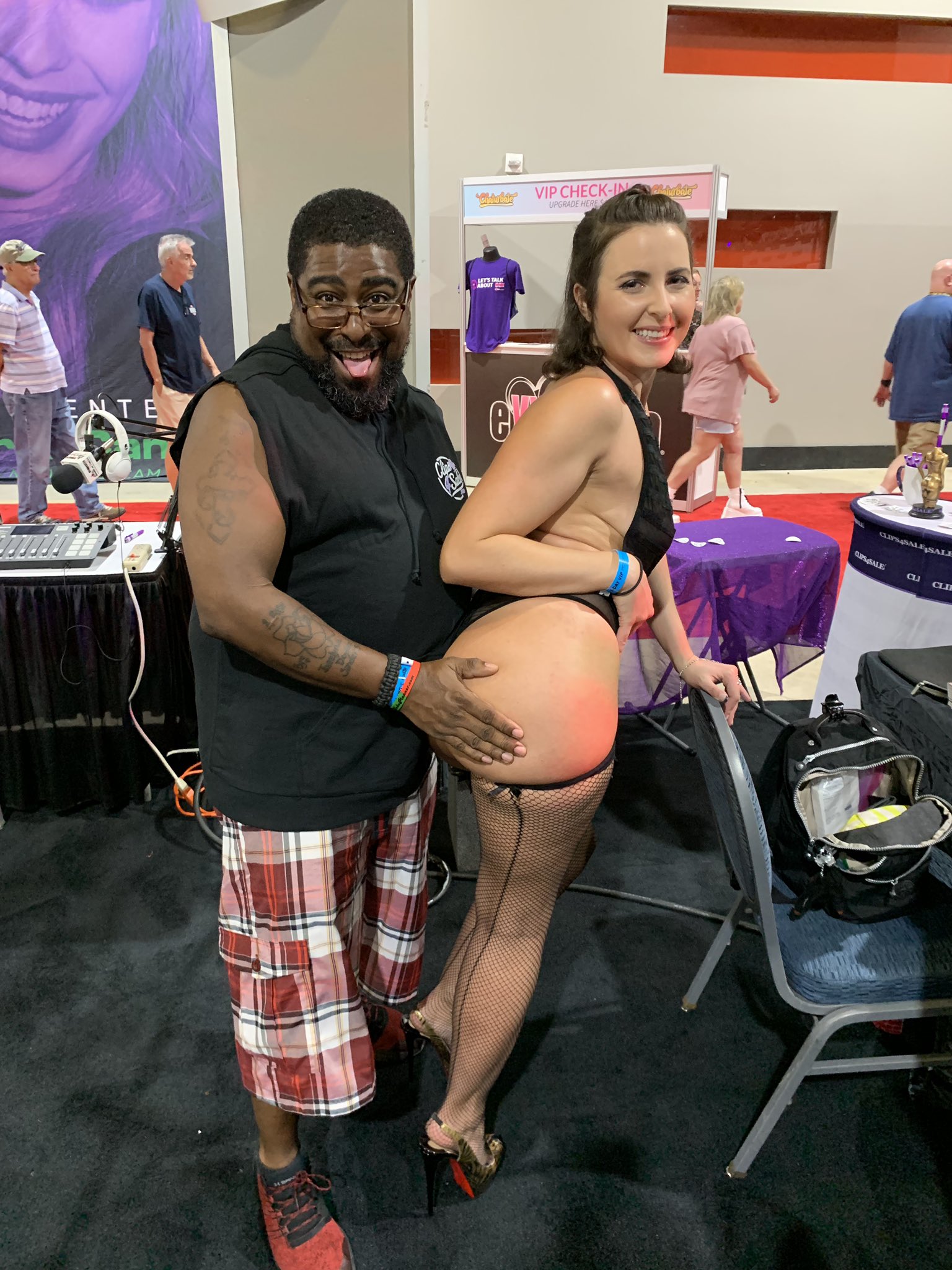 2 pic. Chillin @ Exxxotica with the crew https://t.co/1rZW3bOve4