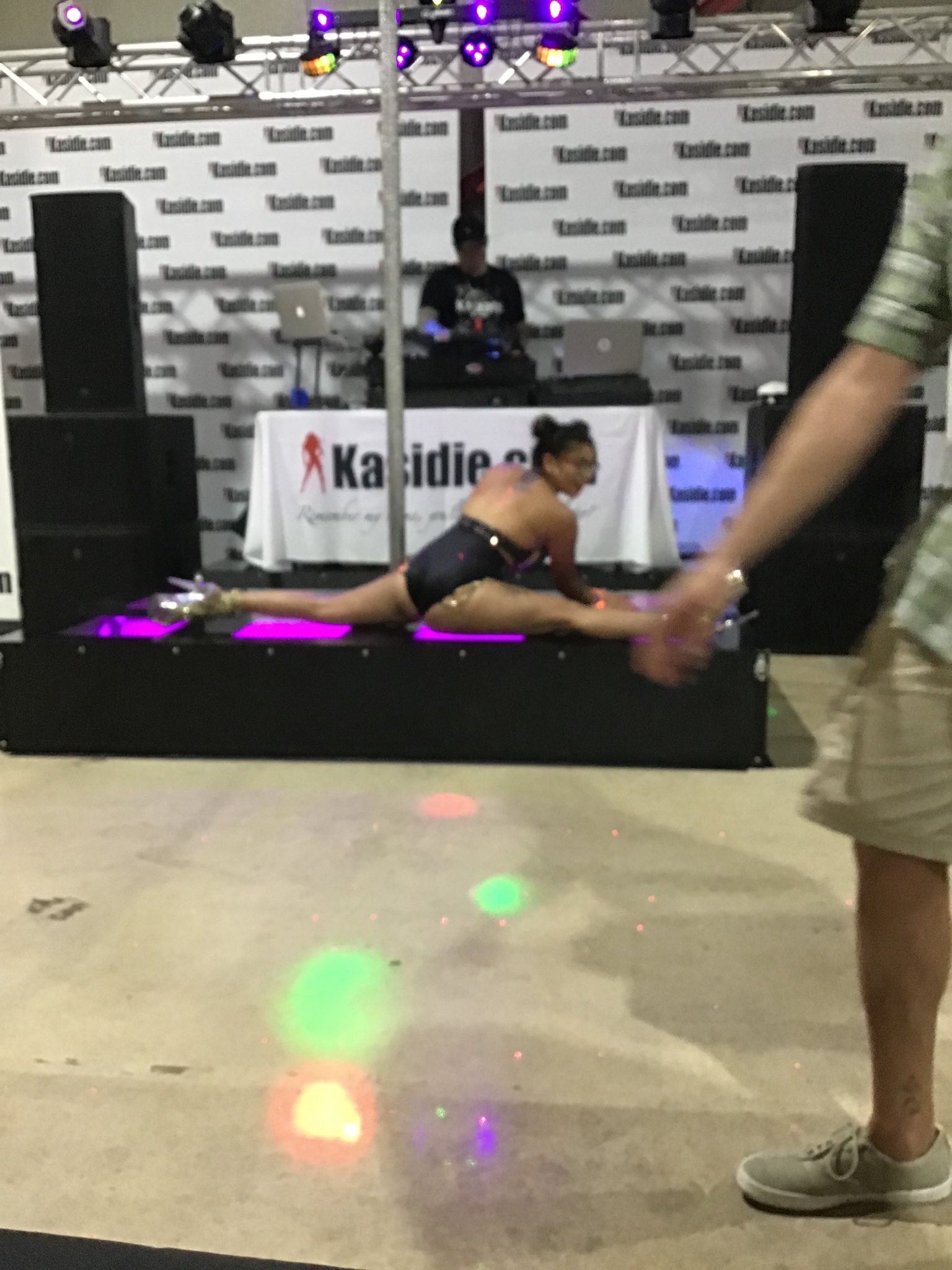 4 pic. Chillin @ Exxxotica with the crew https://t.co/1rZW3bOve4
