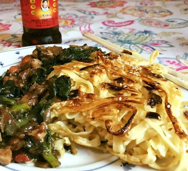 lowslowbbq's tweet photo. Pan fried noodles make me happy. W/stir fried chicken thigh and Chinese broccoli. #lowslowbbq #countmeafan #homecooking https://t.co/xboPUQbH5I