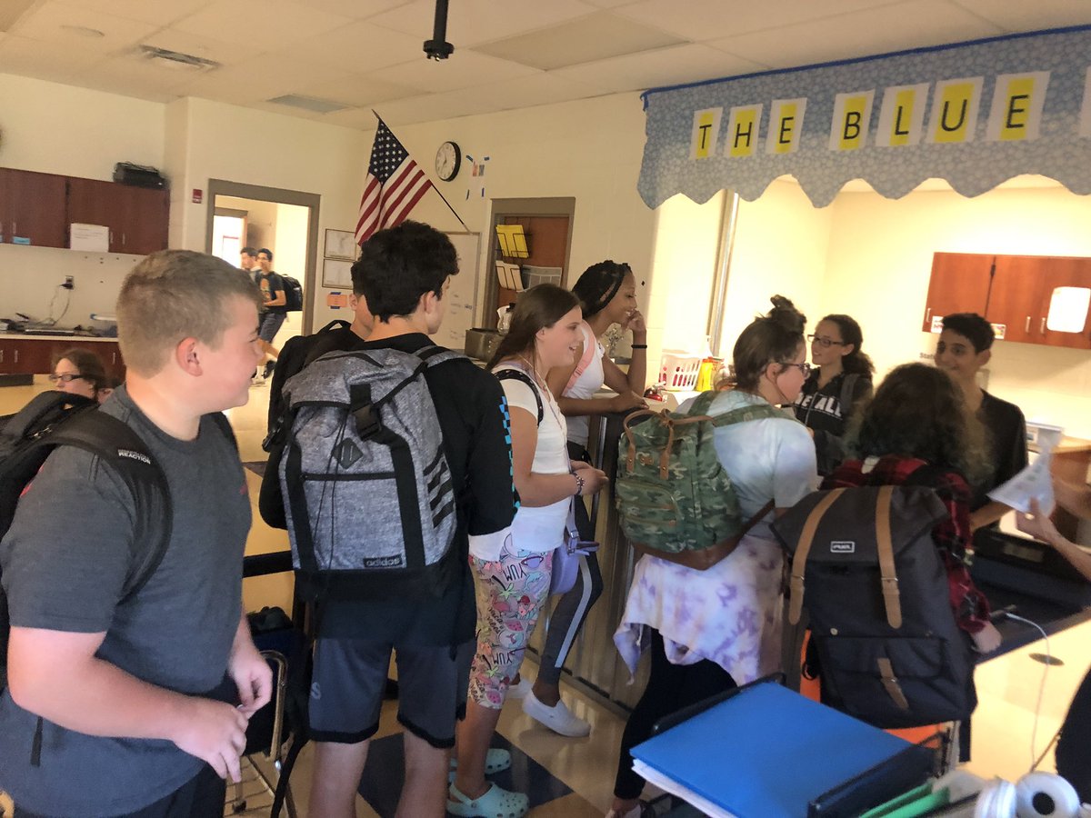 Tammiehabby's tweet photo. “When you give freshmen coupons, they will come” ☕️
#Bluedevilcafé
#Functionallifeskills
#lineoutthedoor
#51orders!!!
#OurTallmadge https://t.co/qquqSLzNis
