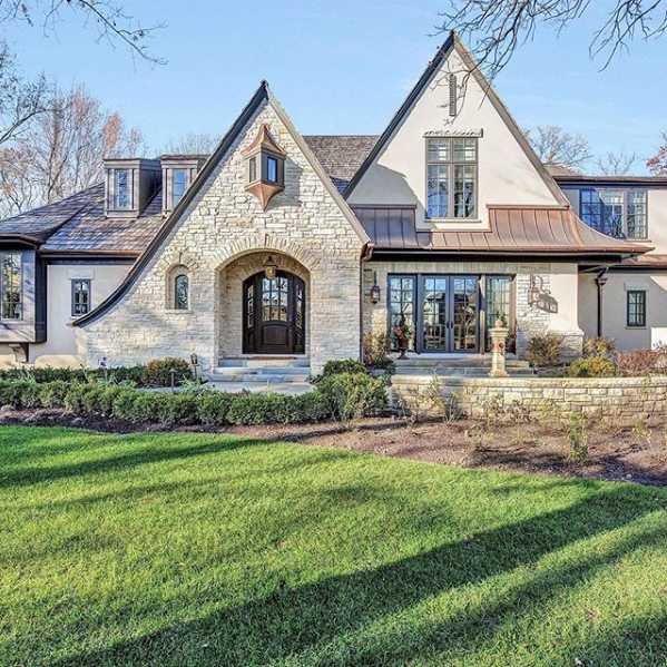 Bevolo's tweet photo. Stone + Copper + Stucco = The perfect transitional combo 👌 
Shop the Bevolo Style: https://t.co/302U7syeQ9 | https://t.co/woemmsXfZL

#stone #copper #exterior #frontelevation #transitional #frontyard #aperryhomes #newhome #remodel  lighting #copperlantern #gaslantern #bevolo https://t.co/NXLozlTcVm