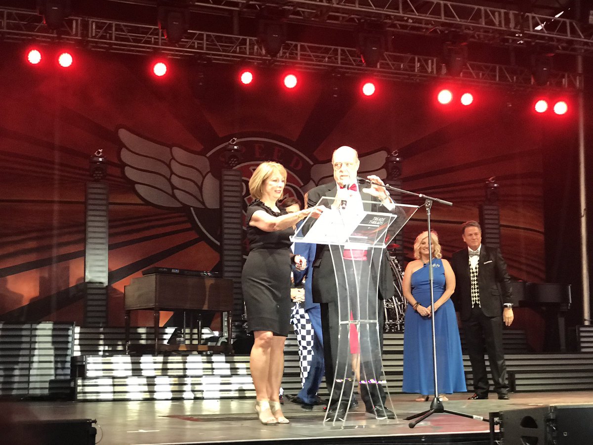 KUcancercenter's tweet photo. @JohnHoltNews introduces Bob Page, President &amp; CEO of @KUHospital, at the 18th annual #TreadsandThreads gala. https://t.co/W5kN6cxiD0