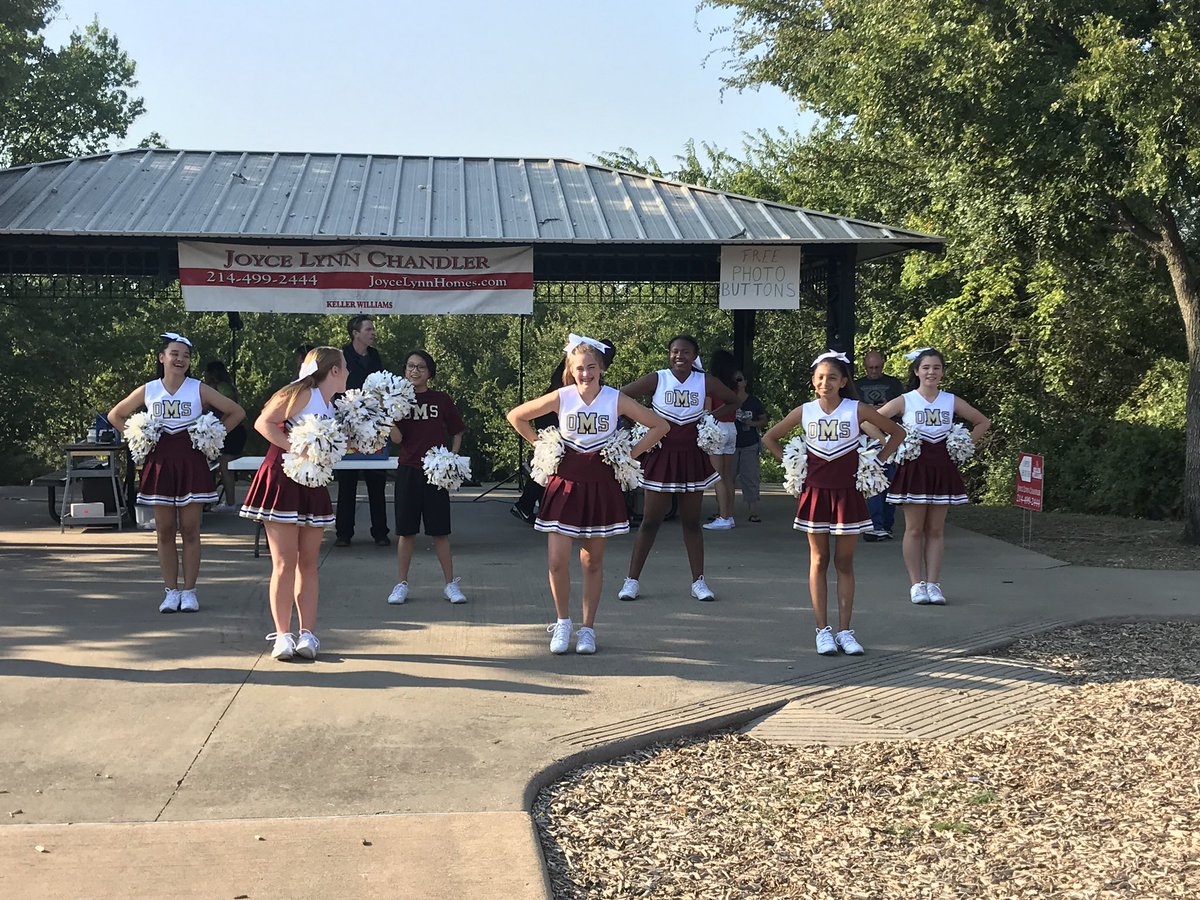 CheerOtto's tweet photo. Cheerleaders at Stinson picnic. #letsgoBobcats @ottobobcats https://t.co/fWDIO4Fj0U