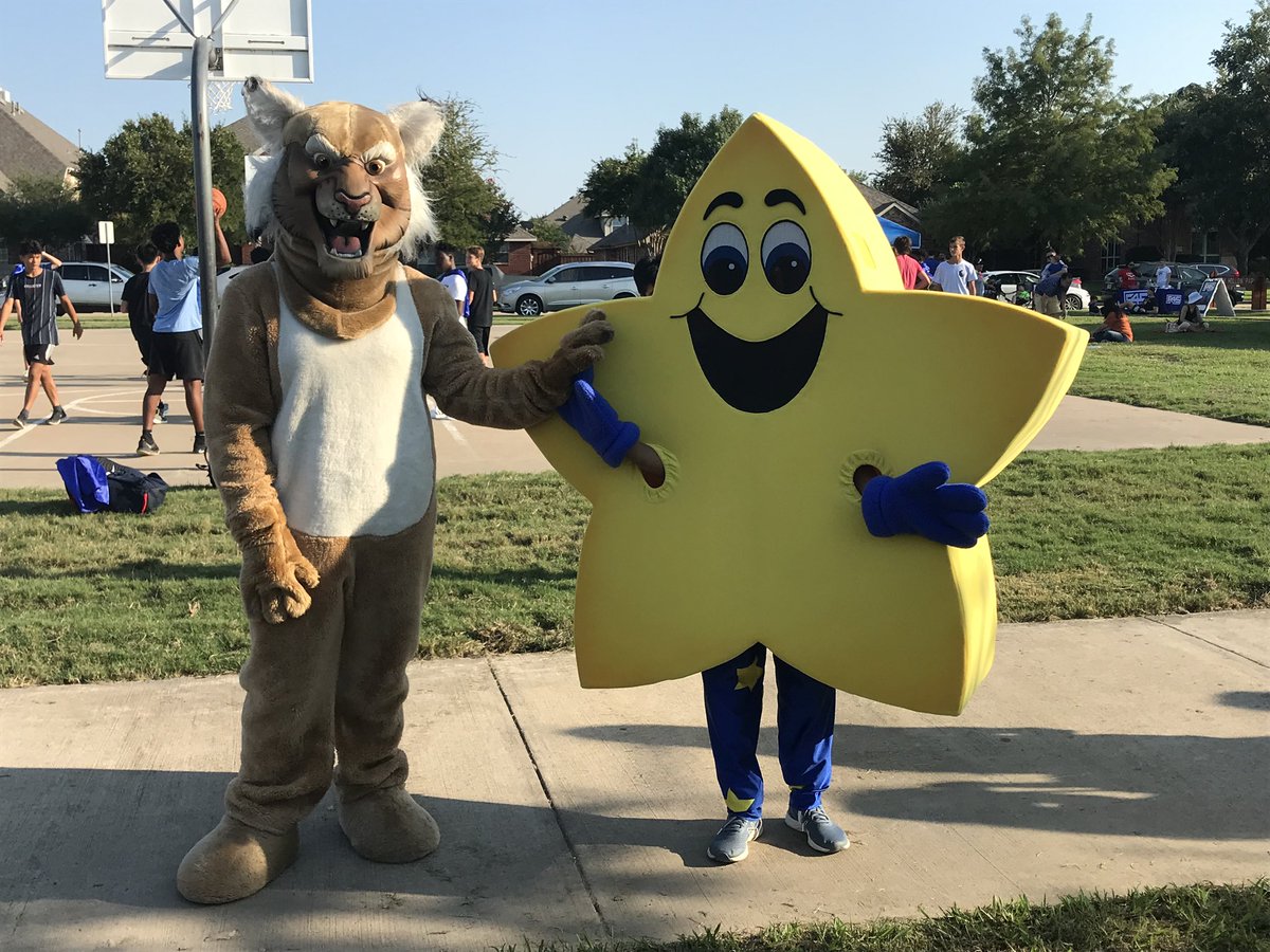 CheerOtto's tweet photo. Cheerleaders at Stinson picnic. #letsgoBobcats @ottobobcats https://t.co/fWDIO4Fj0U
