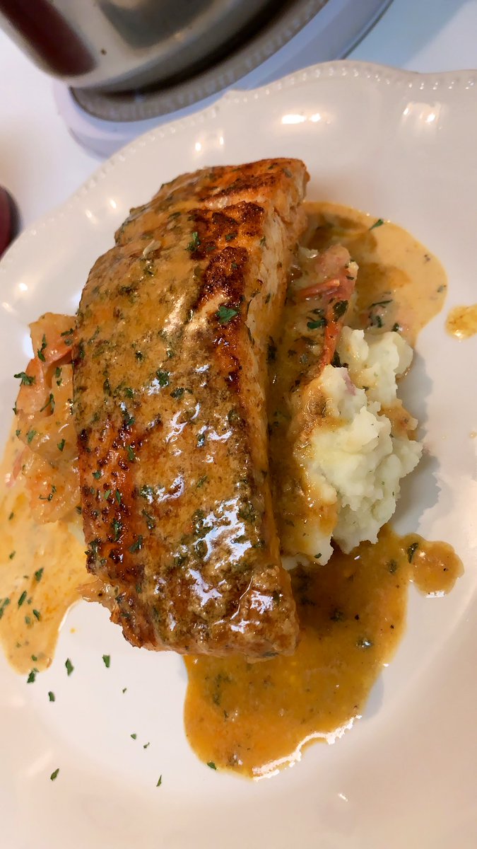 flyassTicia's tweet photo. Salmon with a roasted tomato gravy on a bed of mash🥵🔥 #CookingWithChefChan💕 https://t.co/EMxj4NvWcg