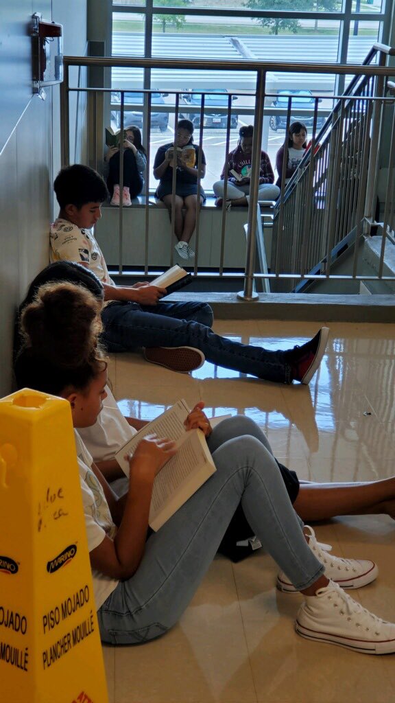 RpjhELA's tweet image. 8th Grade Razorbacks are rocking it!!! #nationalreadabookday @RodeoPalms