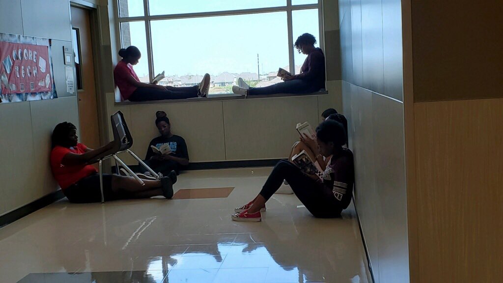 RpjhELA's tweet image. 8th Grade Razorbacks are rocking it!!! #nationalreadabookday @RodeoPalms