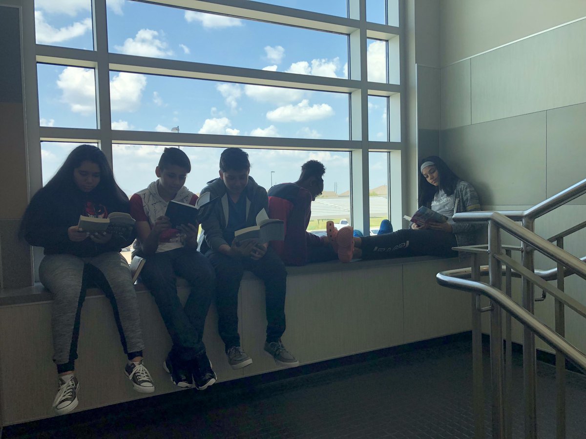 RpjhELA's tweet image. 8th Grade Razorbacks are rocking it!!! #nationalreadabookday @RodeoPalms