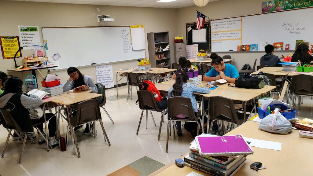 RpjhELA's tweet image. 8th Grade Razorbacks are rocking it!!! #nationalreadabookday @RodeoPalms