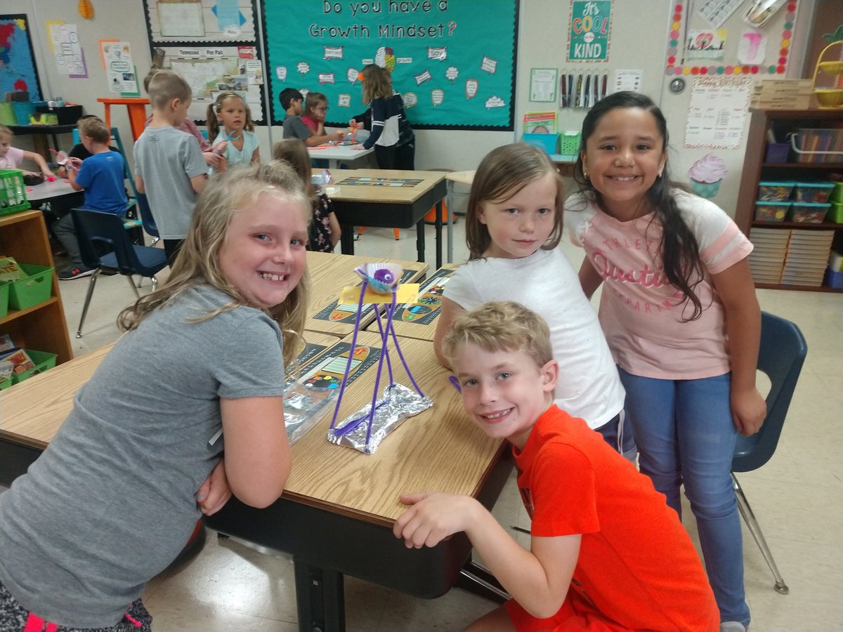 msholmstrom's tweet photo. Happy Friday.. Flashlight Reading, STEM project and incentive earned root beer floats @BristolSchoolWI #livinglikearenegade #shareyoursmile https://t.co/gKT0xWTrUY