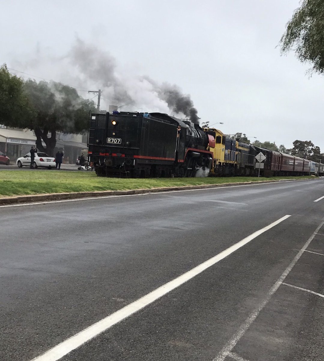 JackieNOONS's tweet photo. Welcome #707Operations & over 300+ passengers to Wycheproof this morning #VintageRailTravel #Fleet #Grainlander #Train #SteamTrain #Broadway π https://t.co/hNyQKxZAAg