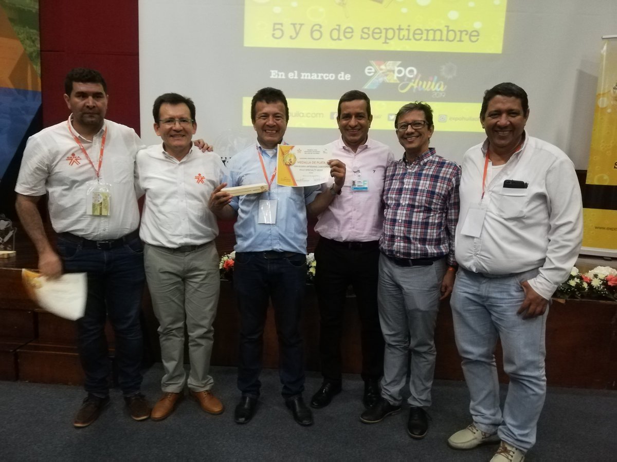 senahuila's tweet photo. Nicolás Puentes, dueño de la  cerveza casera tipo Belgian Pale Ale y Jairo Rafael Oñate propietario de la cervecería artesanal Laboyana, fueron los ganadores de la Copa Cervecera Artesanal del Sur de Colombia, evento organizado por @SENAComunica #Huila y @CCNeiva en @Expohuila1 https://t.co/ajqed01Rnx