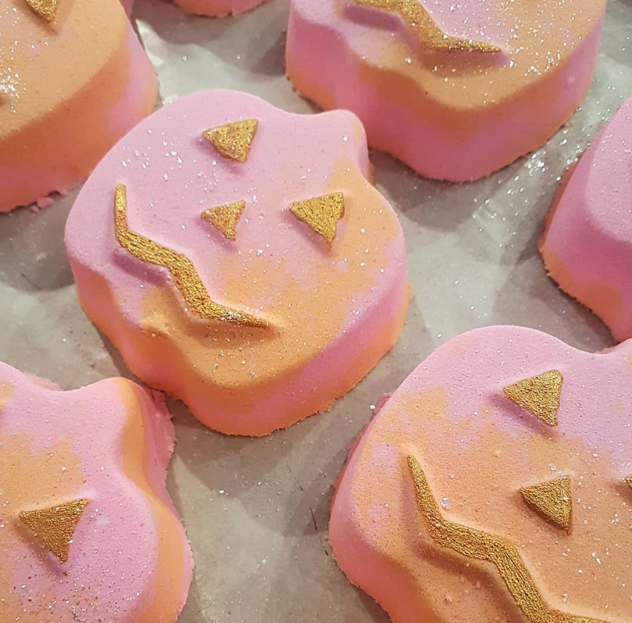 BotanicalProp's tweet photo. ๐First batch of Pumpkin Bath Bombs of the season๐. These sweeties are on their way to @Nexttimearoundc with a huge fall restock of goodies!
#Handcrafted #natural #bathartisan #indiebathandbody #nexttimearound @cbridgetweetsrt @CBridgeOnline #botanicalpropaganda https://t.co/QmyvsjHgHw