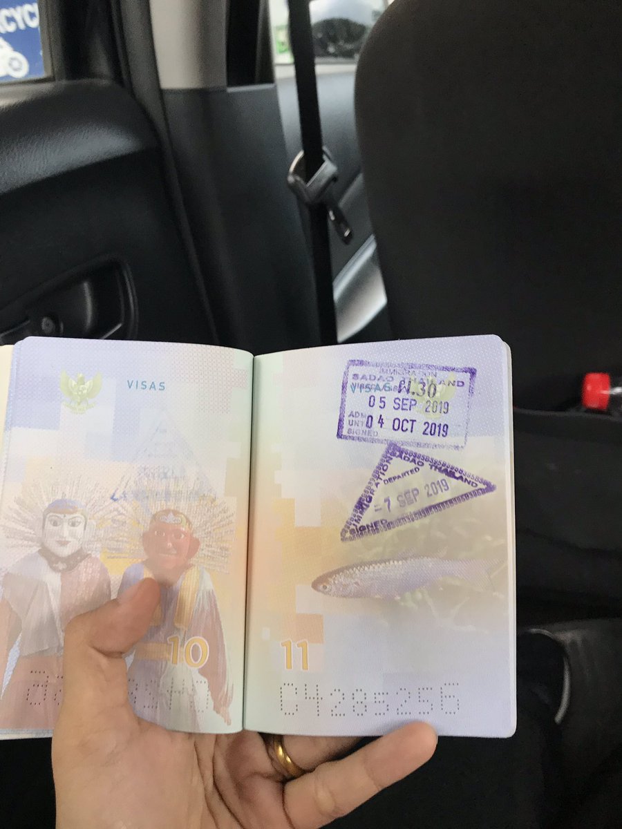 cheezymatchaaa's tweet photo. Jadi kita tadi ketiduran dan lupa cop keluar thailand dan ditolak imigrasi malaysia dan kita harus balik lagi ke thailand cuma buat cop passport dan untung ketemu lagi abang abang bole hantar kami pusing balek untuk cop dan balik malaysia lagi  :’) https://t.co/OjtYW4BjjZ