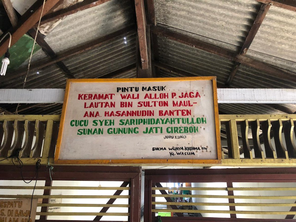 abil_habibi's tweet photo. Peserta PKN VII kelompok II Ziarah ke makam keramat P. Jaga Lautan Bin Sulton Maulana Hasannudin Banten sebelum melakukan bincang2 rihlah dg masyarakat..

#RihlahPKNVIIGPAnsor https://t.co/89mH0cM7wD