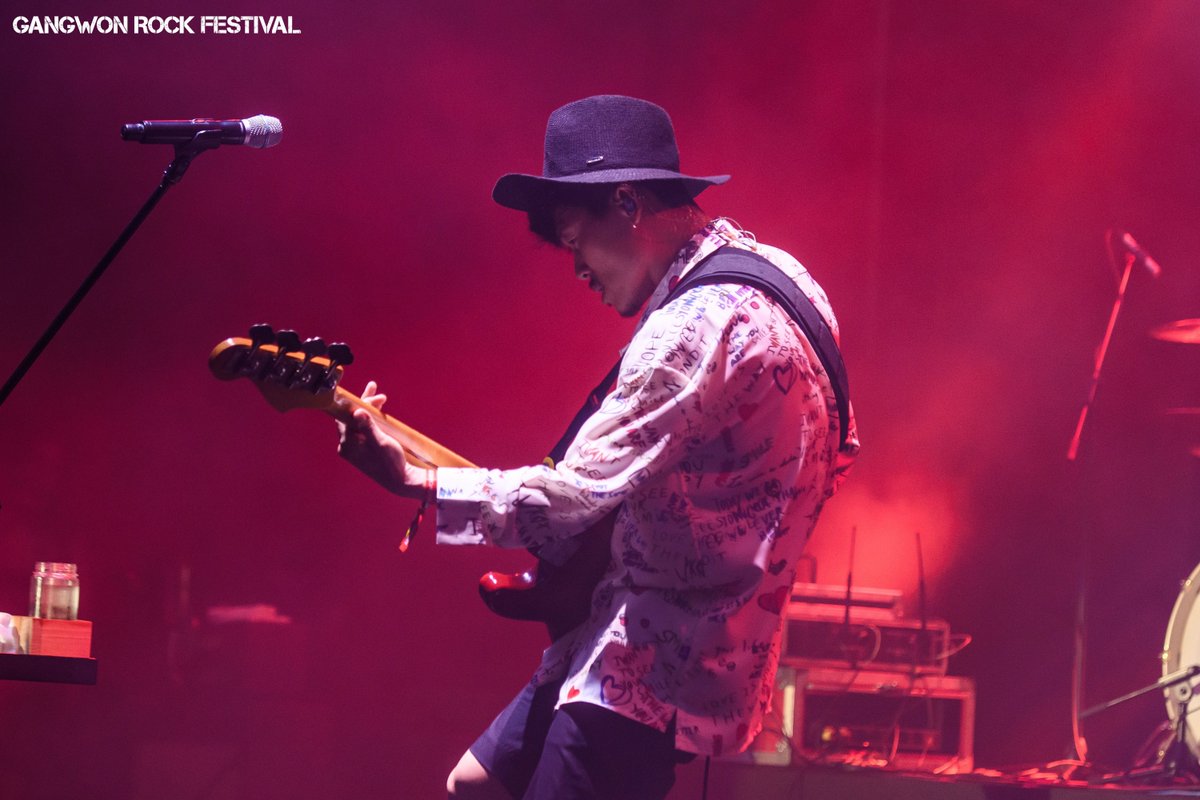 <GANGWON ROCK FESTIVAL 2019>
⠀
YB
⠀
-
SET LIST
⠀
01. 10E
02. 이 땅에 살기 위하여
03. 박하사탕
04. 잊을께
05. 나는 나비
06. 담배가게 아가씨
07. 난 멋있어
08. 정글의 법칙
09. Breed
10. 머리아파
11. 크게 라디오를 켜고
12. It Burns

더보기 > hoy.kr/YMXFO