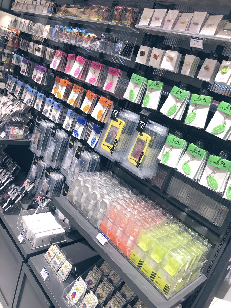 merancory1121's tweet photo. 本日のSMTSTOREはこんな感じ👀
ミニペンラはEXOレドベルNCTのみ
これはグッズ欲のない私でも実物見て欲しなりました💙
スジュのもまた再販してほしいな〜
再販してほしいな〜
#sumcafe
#清潭
#唄さんぽ https://t.co/Wsx2Tp0Ane